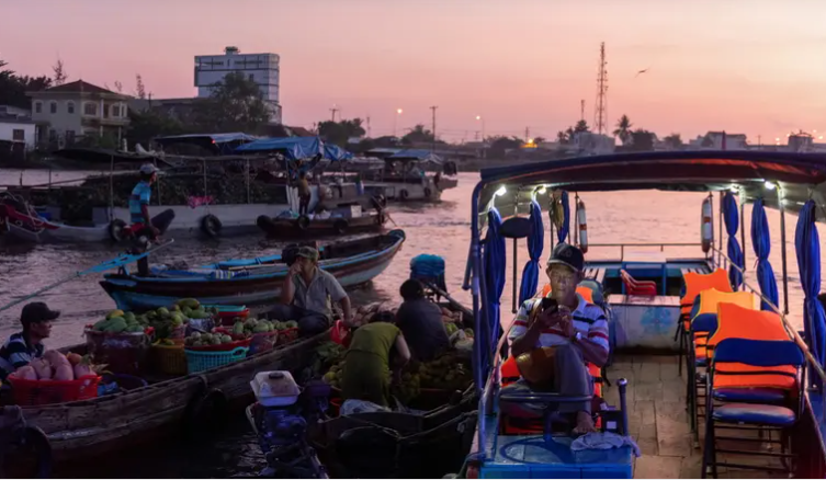 Kapal Wisata Angkut 50 Penumpang Terbalik di Vietnam, 18 Tewas, Puluhan Hilang